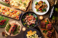 写真:ビーフロティやエビ料理などの豪華なディナーのイメージ