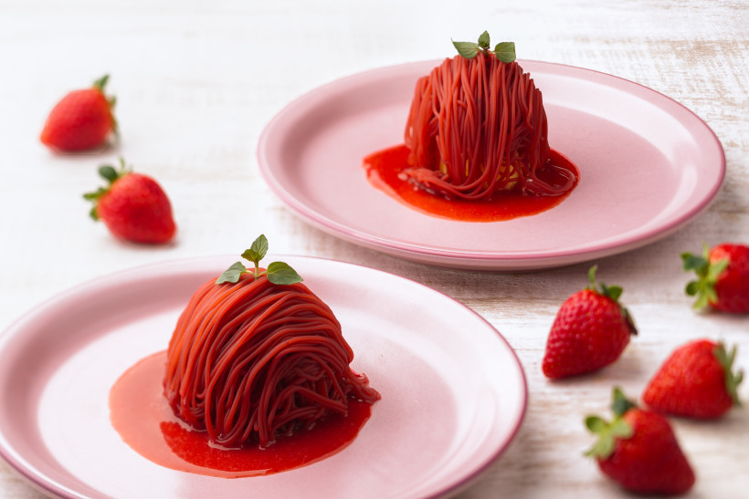 写真：シェフが濃厚なクリームを絞り、しぼりたてのモンブランを提供する様子