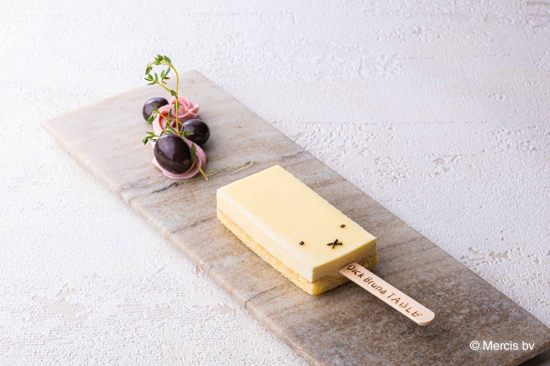 写真：神戸ポートタワー × Dick Bruna TABLE × VIEW BAR　コラボレーションスイーツプレート