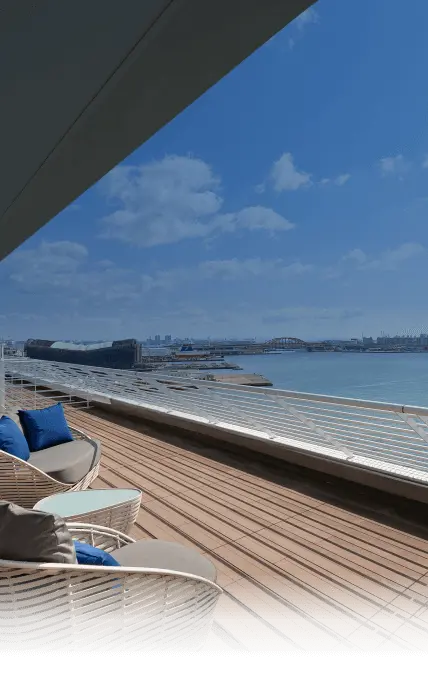 写真：神戸メリケンパークオリエンタルホテルのソファがあるバルコニーからの昼間の景色