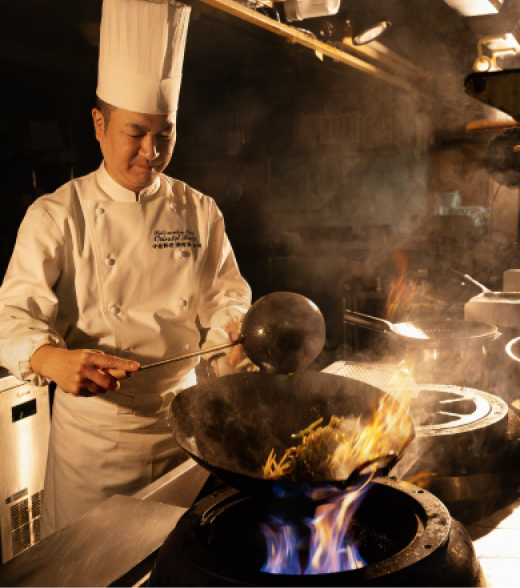 写真：桃花春のシェフの和田真樹が調理をする様子